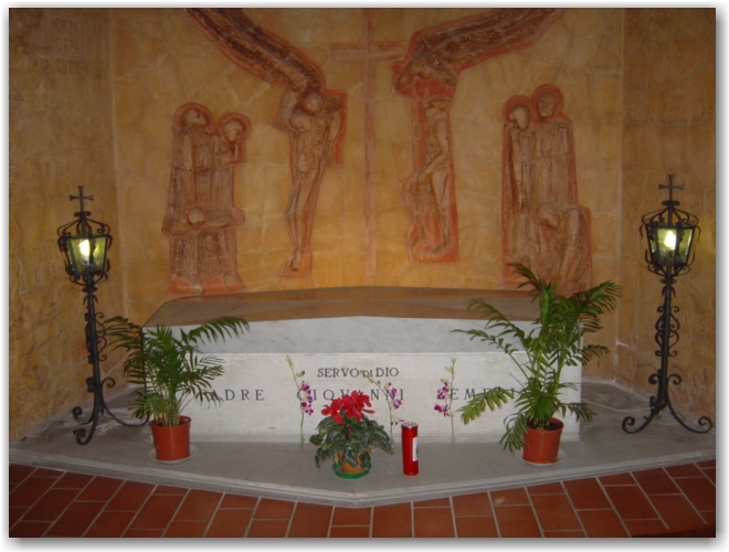 la sua tomba oggi si trova a Monterosso al Mare, accanto a quella della Madre, nella Cappella dell'Istituto che porta il suo nome